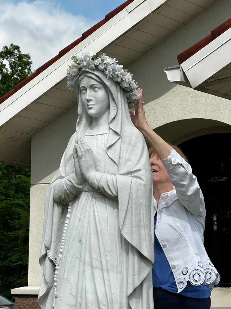 Crowning Mary